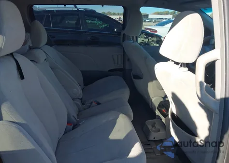 2014 Toyota Sienna Le V6 8 Passenger z USA, uszkodzony, nr VIN 5TDKK3DC7ES444912